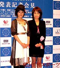 乳がんと闘う女性を演じる平山あや（左）と、その母役の浅田美代子