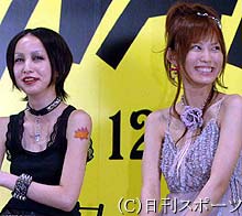 会見で笑顔を見せる中島美嘉（左）と市川由衣