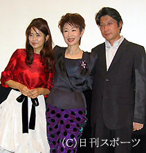 映画「魂萌え！」の完成試写会。左から風吹ジュン、三田佳子、阪本順治監督