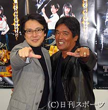 映画で共演する国広富之（左）と松崎しげる