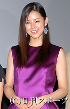 「天使の卵」初日舞台あいさつで笑顔を見せる小西真奈美（撮影・酒井清司）