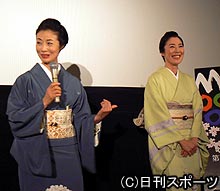 舞台あいさつで初めての母子ツーショットに照れる富司純子（左）と寺島しのぶ