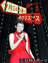 映画「７月２４日通りのクリスマス」の点灯式に参加した主演の中谷美紀