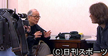 市川崑監督（左）にインタビュー取材を行う岩井俊二監督