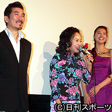 舞台あいさつする左から宇崎竜童、阿木燿子監督、黒谷友香