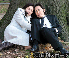 セントラルパークでクライマックスシーンを演じた田村正和（右）と伊東美咲