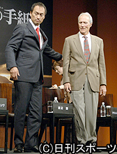会見でクリント・イーストウッド監督（右）を気づかう渡辺謙（撮影・橘信男）