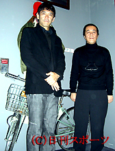 劇中で使用した自転車の前に立つ杉本哲太（左）と高橋忠和監督