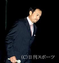 映画「硫黄島からの手紙」の舞台あいさつに登場する渡辺謙（撮影・橘信男）