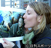 ＮＹっ子エミリーは「Ｉ　Ｌｏｖｅ　ケン」と写真にキス（撮影・瀬津真也）