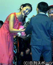 障害児を演じた子供から花束をもらう常盤貴子