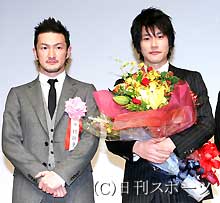 中村獅童（左）は報知映画大賞最優秀新人賞の松山ケンイチを祝福に訪れた
