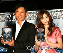 「マイアミバイス」のＤＶＤ発売記念記者会見をする石田純一と小倉優子