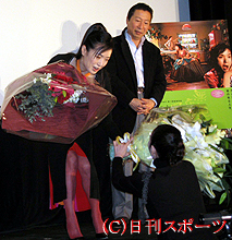 映画「無花果の顔」舞台あいさつでファンから花束を受け取る桃井かおり（左）