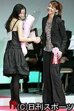 新人賞を受賞し沢尻エリカ（右）と握手する蒼井優（撮影・野上伸悟）