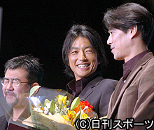 助演男優賞を受賞した大沢たかお（中央）。右は堤真一、左は篠原哲雄監督