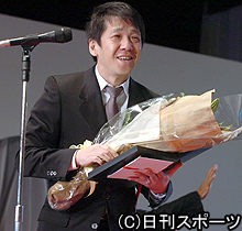 外国作品賞を受賞した沖田敦氏は花束を受け取り笑顔（撮影・為田聡史）