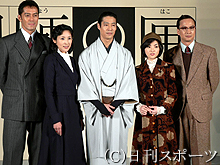 映画「魍魎の匣」の衣装をまとい製作発表に出席した黒木瞳（左から２人目）