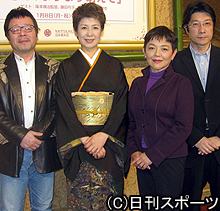 映画のイベントを行った、左からなぎら健壱、今陽子、藤田弓子、阪本順治監督