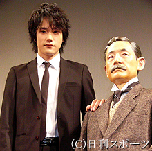 「ユメ十夜」原作者、夏目漱石氏の等身大フィギュアと松山ケンイチ（左）