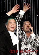 「世界に１つだけの花」を歌う槙原敬之（右）と花堂監督（撮影・中村誠慈）
