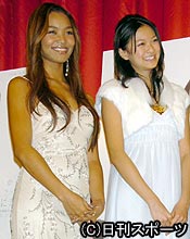 舞台あいさつに出席した左からゲストのクリスタル・ケイ、栄倉奈々