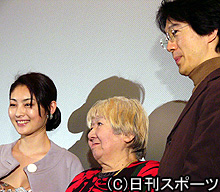 初日舞台あいさつを行った、左から主演常盤貴子、山田火砂子監督、市川笑也