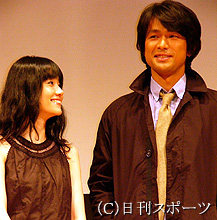 映画「となり町戦争」試写会に出席した原田知世（左）と江口洋介