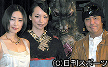 舞台あいさつに立った、左から木村多江、KIKI、佐藤浩市