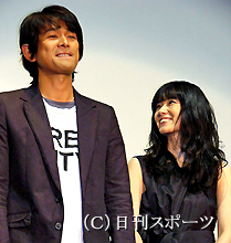 映画「となり町戦争」の初日舞台あいさつを行った江口洋介と原田知世