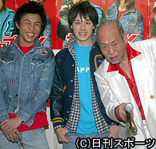 記念撮影する、左から中尾明慶、ウエンツ瑛士、泉谷しげる