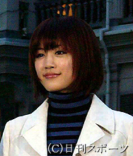 撮影現場で写真撮影に応じる綾瀬はるか（撮影・近藤由美子）