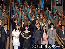 騎馬隊に囲まれ気勢を上げる映画「蒼き狼　地果て海尽きるまで」の出演者たち