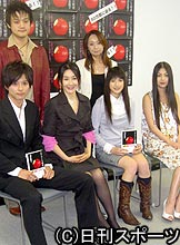映画の会見に出席した出演者たち。後列右が安達有里