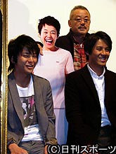 欠席した大竹しのぶのパネルを囲む石田卓也、吉田康弘監督、井筒和幸監督