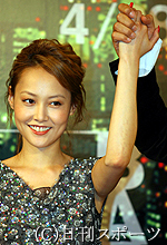 会見で笑顔を見せる菊地凛子（撮影・鈴木豊）