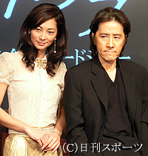 田村正和（右）とヒロインを演じた伊東美咲