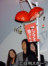 くす玉を狙う篠原涼子。左から伊藤由奈、椎名桔平（撮影・長谷川元明）