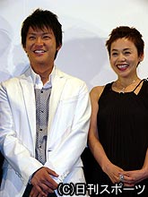 初日舞台あいさつに出席した左から主演の石田卓也と大竹しのぶ