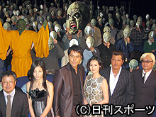 左から夢枕獏氏、黒木メイサ、阿部寛、長谷川京子、竹内力、堤幸彦監督