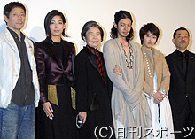 左から小林薫、内田也哉子、樹木希林、オダギリジョー、松たか子、松岡錠司
