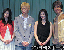 完成披露試写会であいさつした、左から夏帆、岡田将生、夏川結衣、佐藤浩市