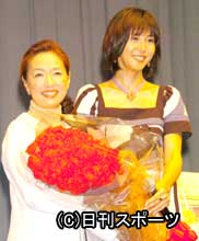 映画「眉山」試写会で松嶋菜々子から宮本信子に77本のカーネーションを贈る