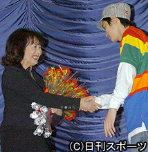 岸惠子（左）にカーネーションを渡す窪塚洋介