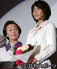 娘役で主演の松嶋菜々子（右）をじっと見守る母親役の宮本信子