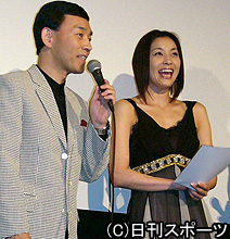 映画の初日舞台あいさつで「東京ラプソディ」を歌う渥美二郎と瀬戸朝香
