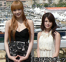 カンヌ映画祭に参加中の佐藤江梨子（左）と共演者の佐津川愛美