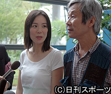 主演のうだしげきと帰国会見を行う河瀬直美監督(左)