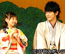 死に神役の森迫永依(左)を見つめる主演の妻夫木聡(撮影・近藤由美子)