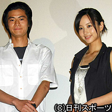 舞台あいさつで、笑顔を見せる堀北真希（右）と窪塚俊介